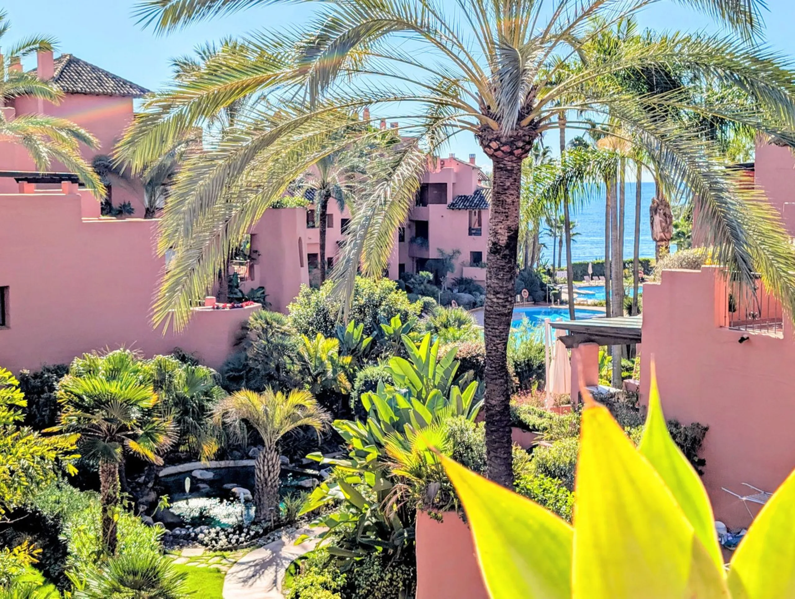 Centrally located with great views & privacy, this stunning penthouse benefits from sunlight all day and enjoys spectacular sunsets from the upper terrace.
