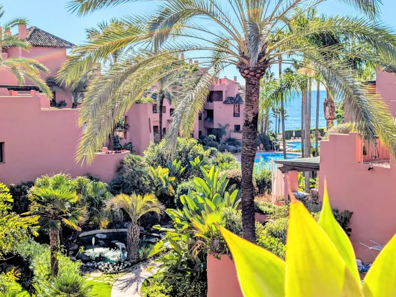 Centrally located with great views & privacy, this stunning penthouse benefits from sunlight all day and enjoys spectacular sunsets from the upper terrace.