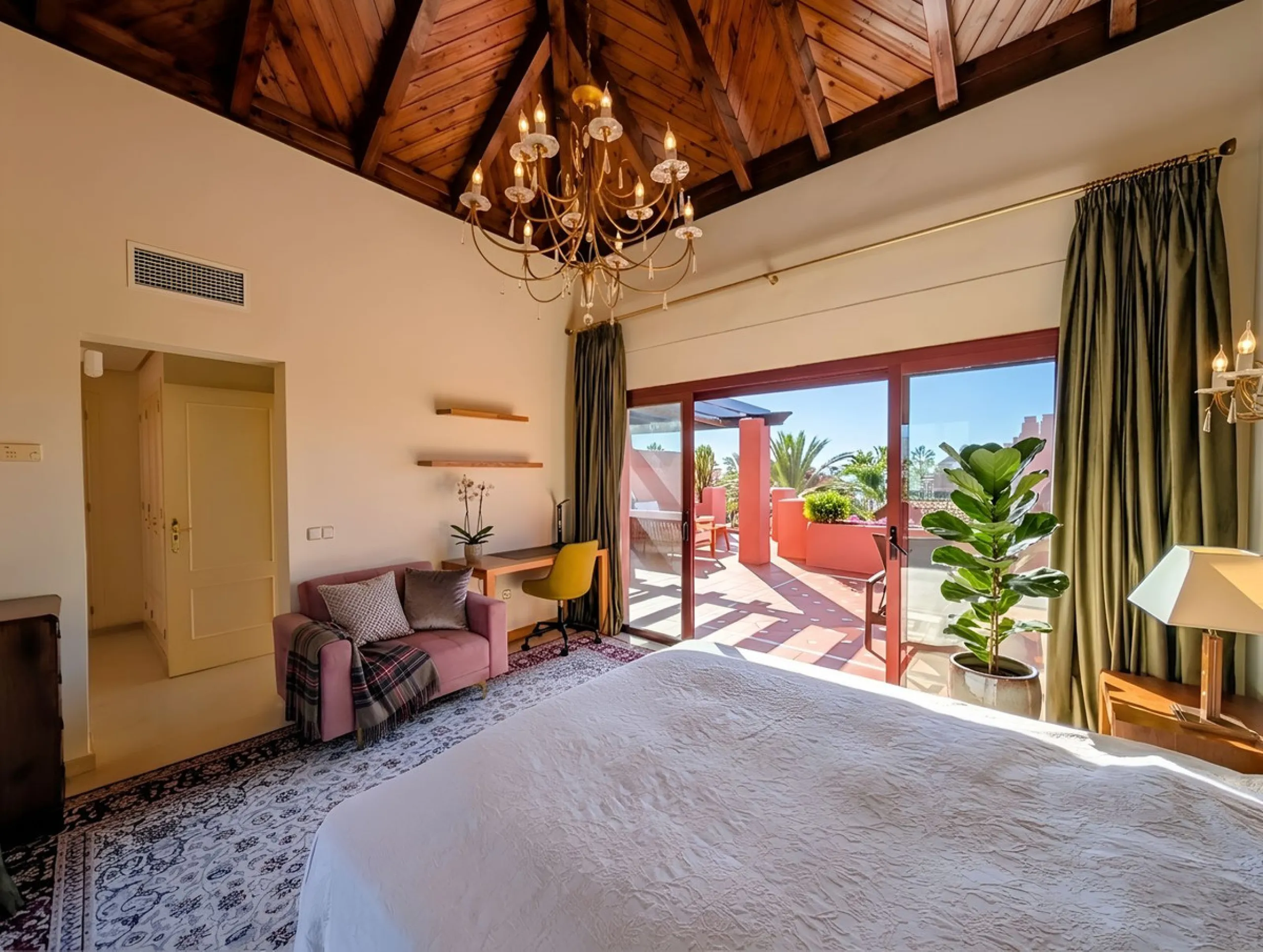 Centrally located with great views & privacy, this stunning penthouse benefits from sunlight all day and enjoys spectacular sunsets from the upper terrace.