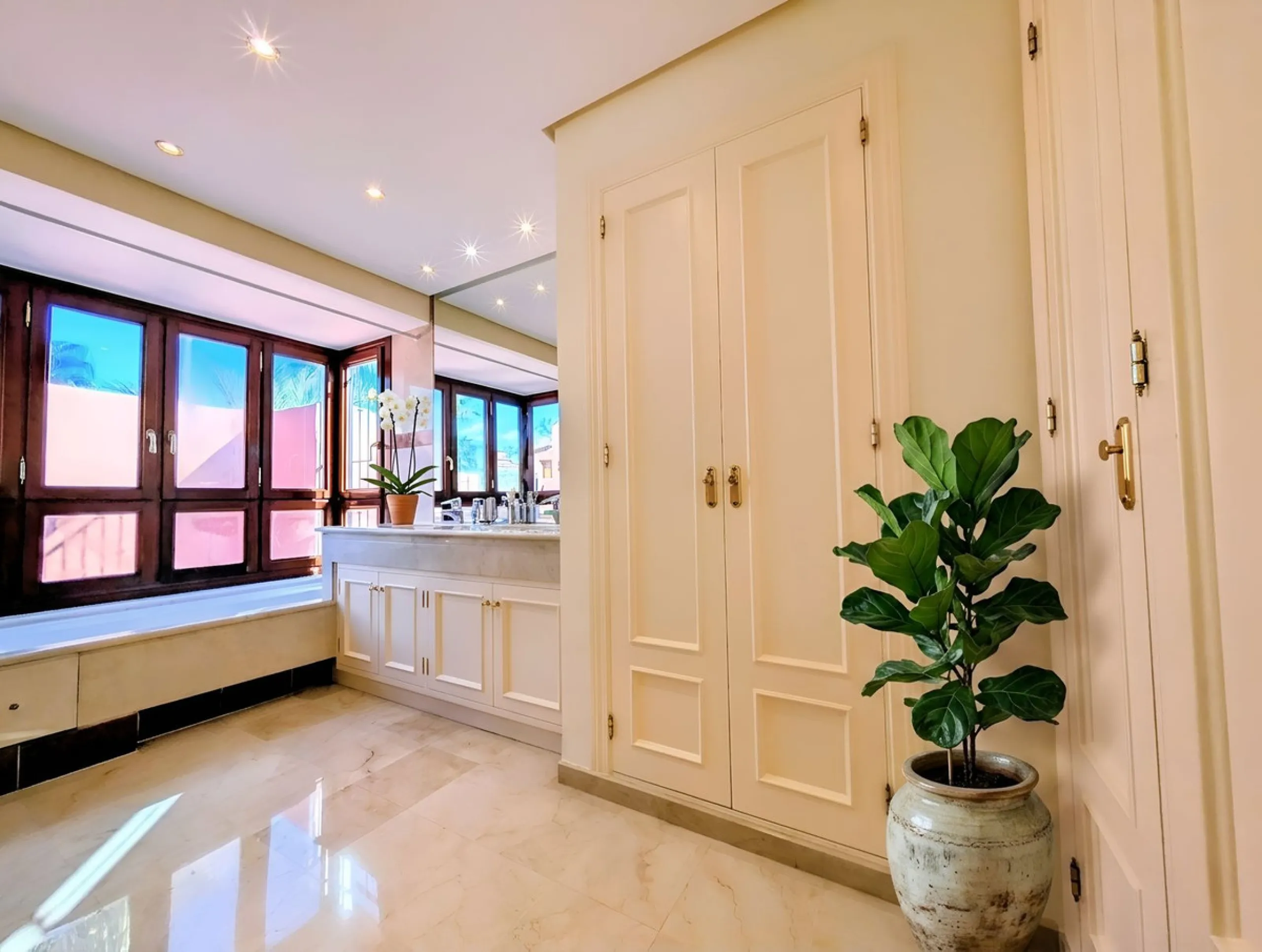 Centrally located with great views & privacy, this stunning penthouse benefits from sunlight all day and enjoys spectacular sunsets from the upper terrace.