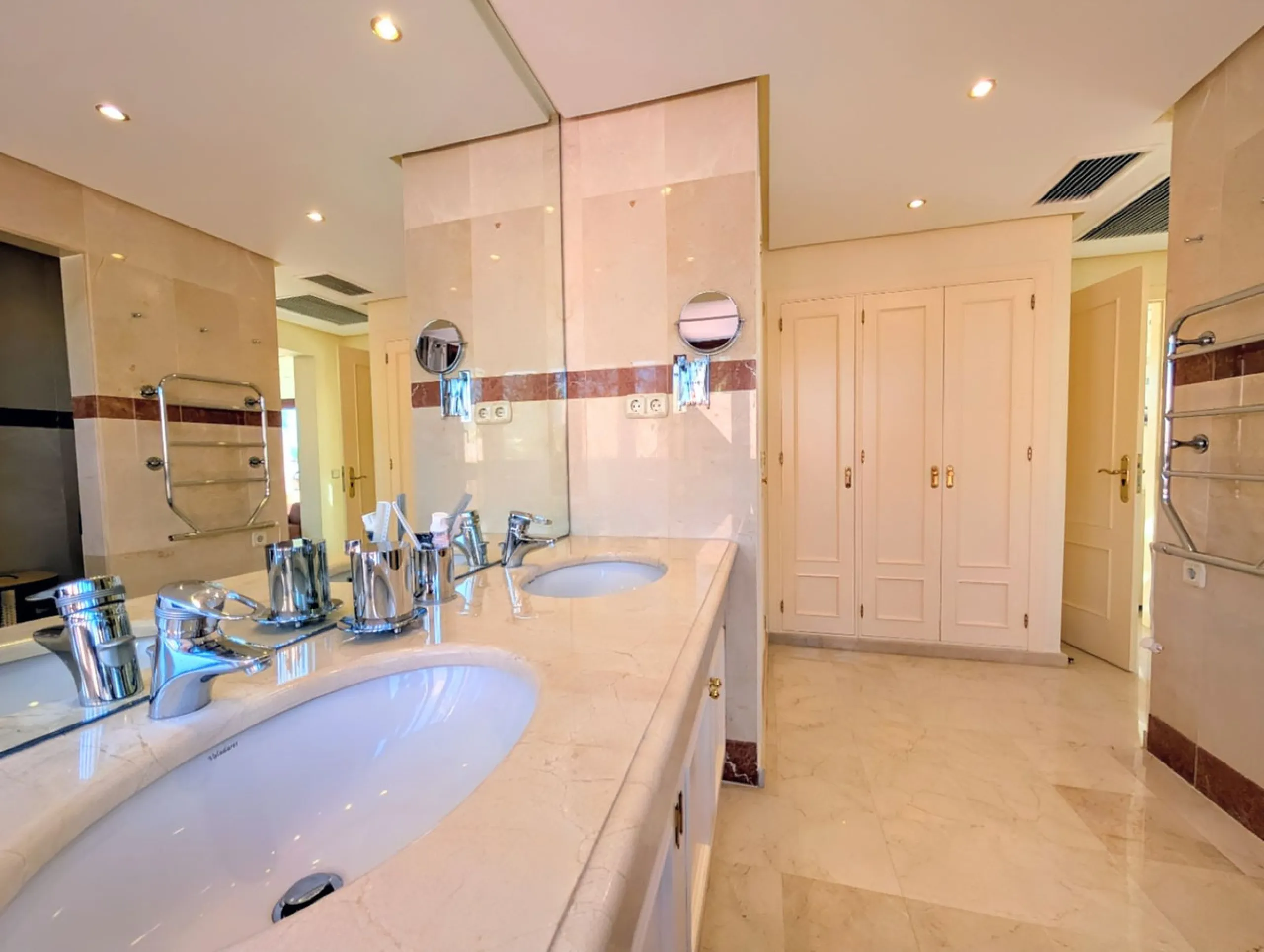 Centrally located with great views & privacy, this stunning penthouse benefits from sunlight all day and enjoys spectacular sunsets from the upper terrace.