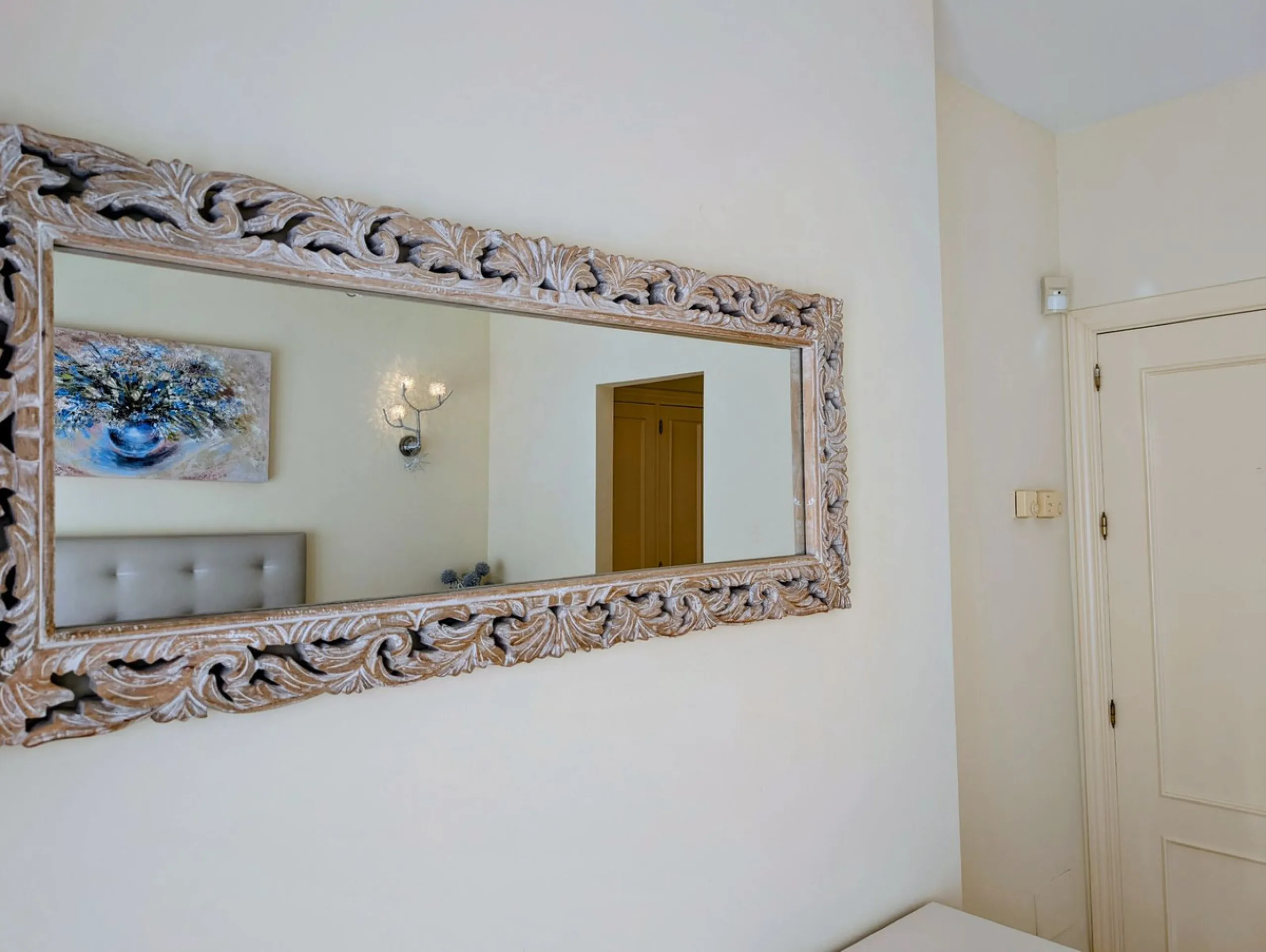Centrally located with great views & privacy, this stunning penthouse benefits from sunlight all day and enjoys spectacular sunsets from the upper terrace.