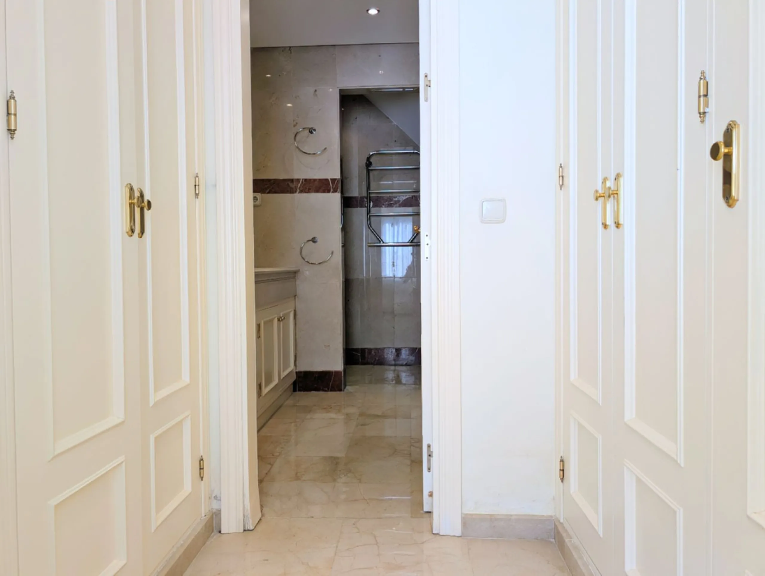 Centrally located with great views & privacy, this stunning penthouse benefits from sunlight all day and enjoys spectacular sunsets from the upper terrace.