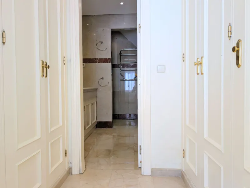 Centrally located with great views & privacy, this stunning penthouse benefits from sunlight all day and enjoys spectacular sunsets from the upper terrace.
