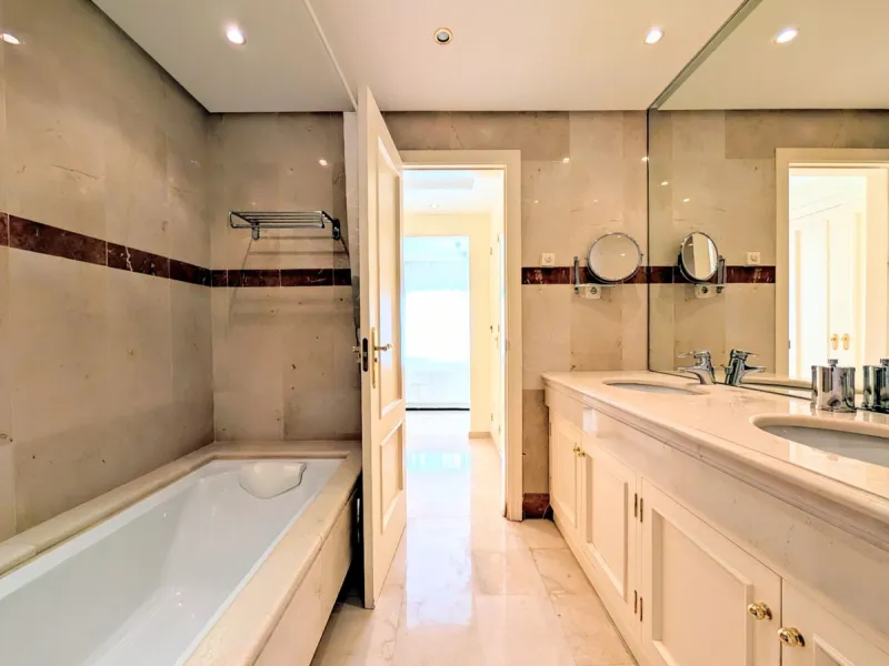 Centrally located with great views & privacy, this stunning penthouse benefits from sunlight all day and enjoys spectacular sunsets from the upper terrace.