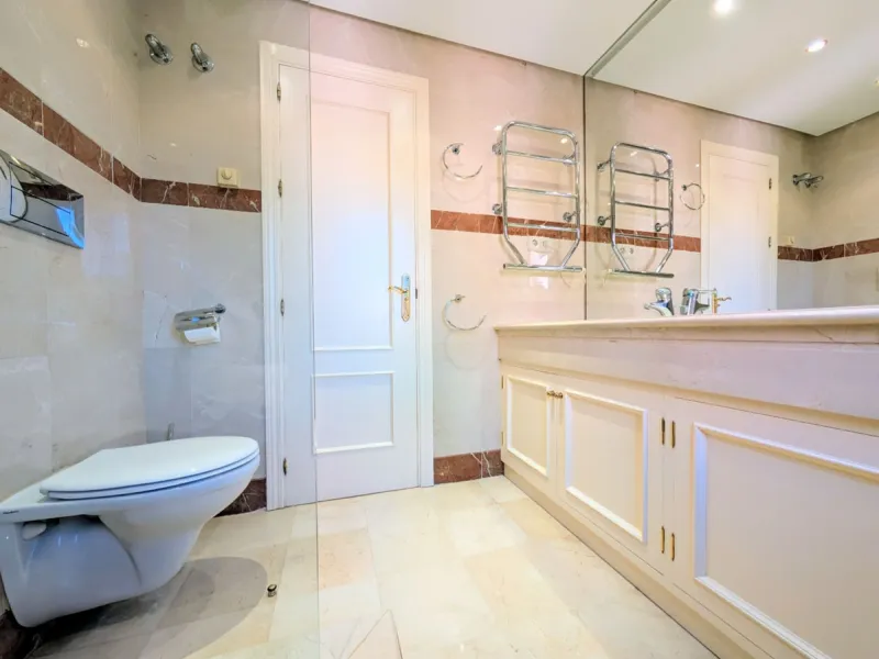 Centrally located with great views & privacy, this stunning penthouse benefits from sunlight all day and enjoys spectacular sunsets from the upper terrace.