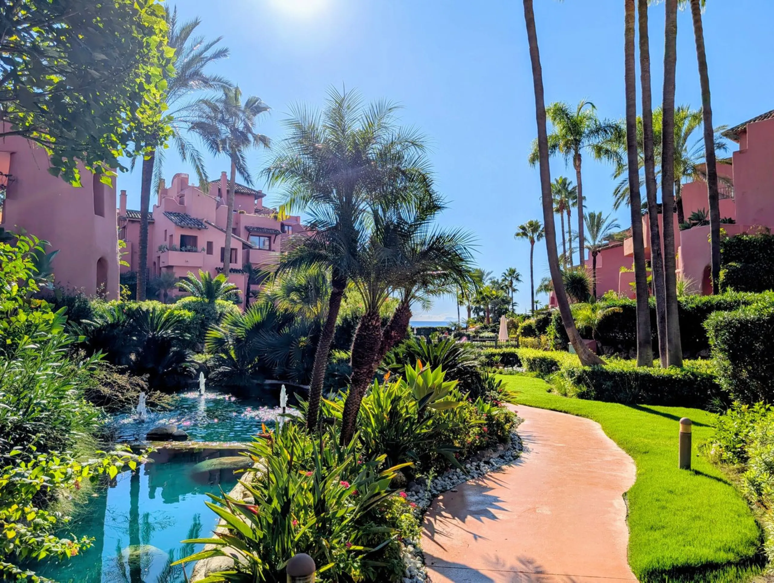 Centrally located with great views & privacy, this stunning penthouse benefits from sunlight all day and enjoys spectacular sunsets from the upper terrace.