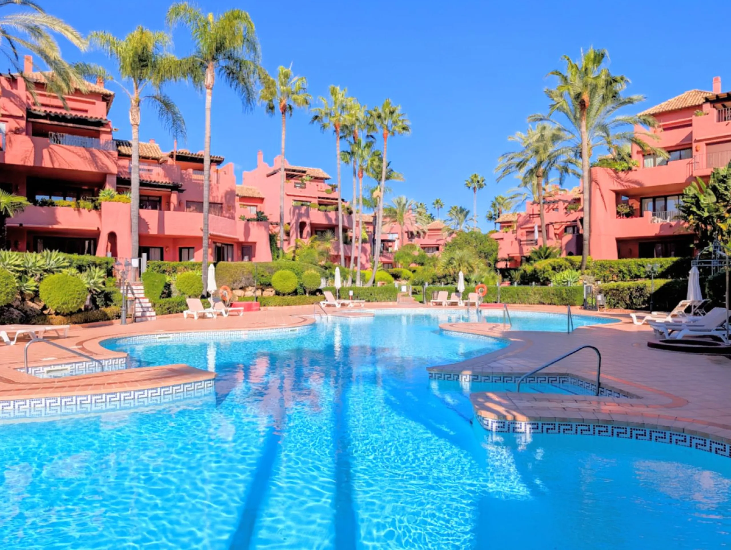 Centrally located with great views & privacy, this stunning penthouse benefits from sunlight all day and enjoys spectacular sunsets from the upper terrace.