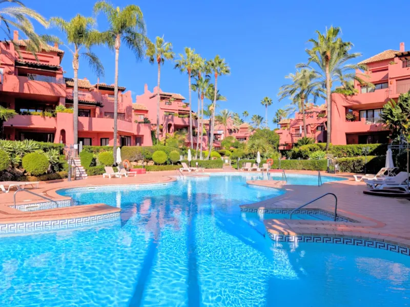 Centrally located with great views & privacy, this stunning penthouse benefits from sunlight all day and enjoys spectacular sunsets from the upper terrace.