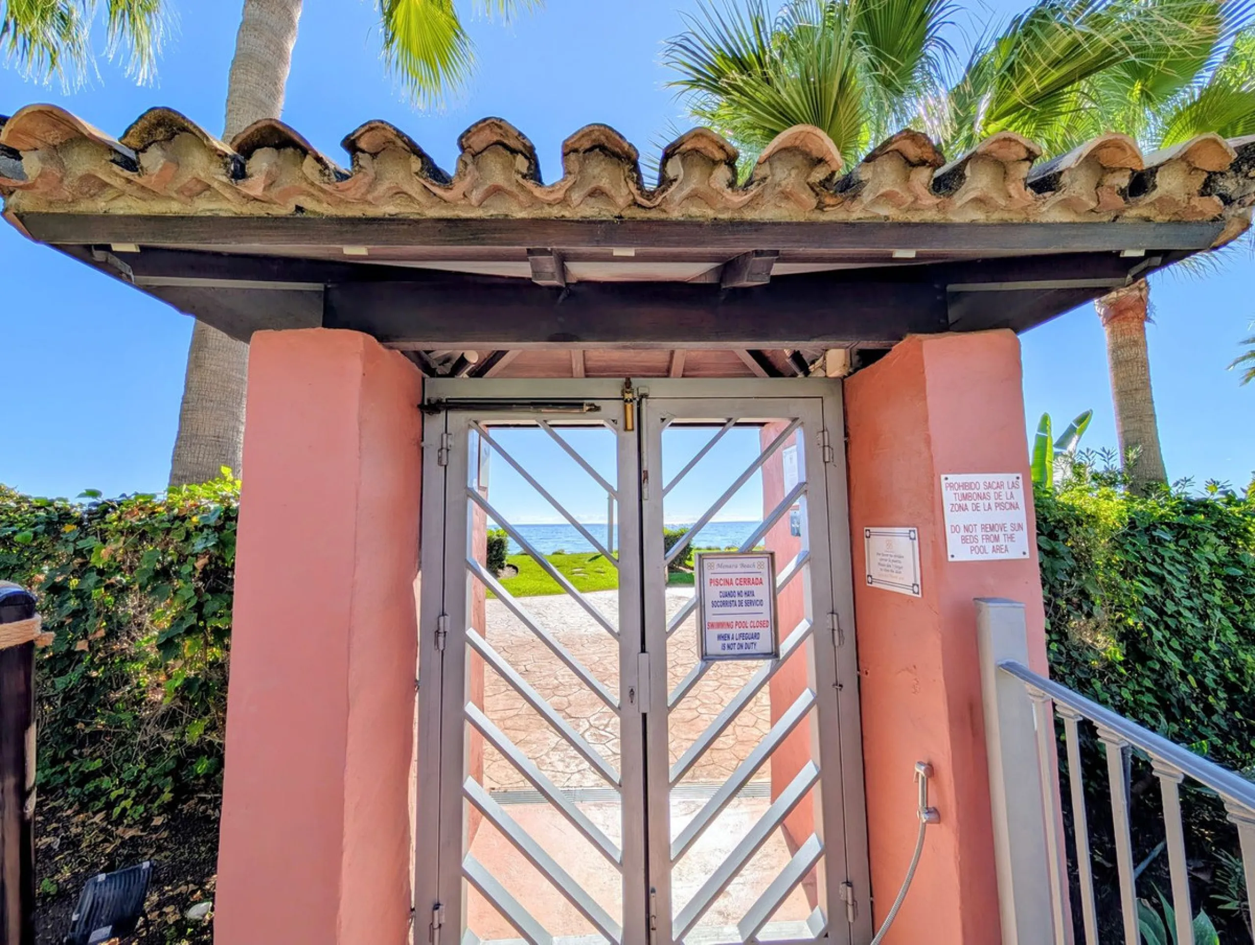 Centrally located with great views & privacy, this stunning penthouse benefits from sunlight all day and enjoys spectacular sunsets from the upper terrace.