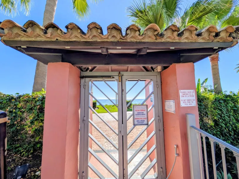 Centrally located with great views & privacy, this stunning penthouse benefits from sunlight all day and enjoys spectacular sunsets from the upper terrace.