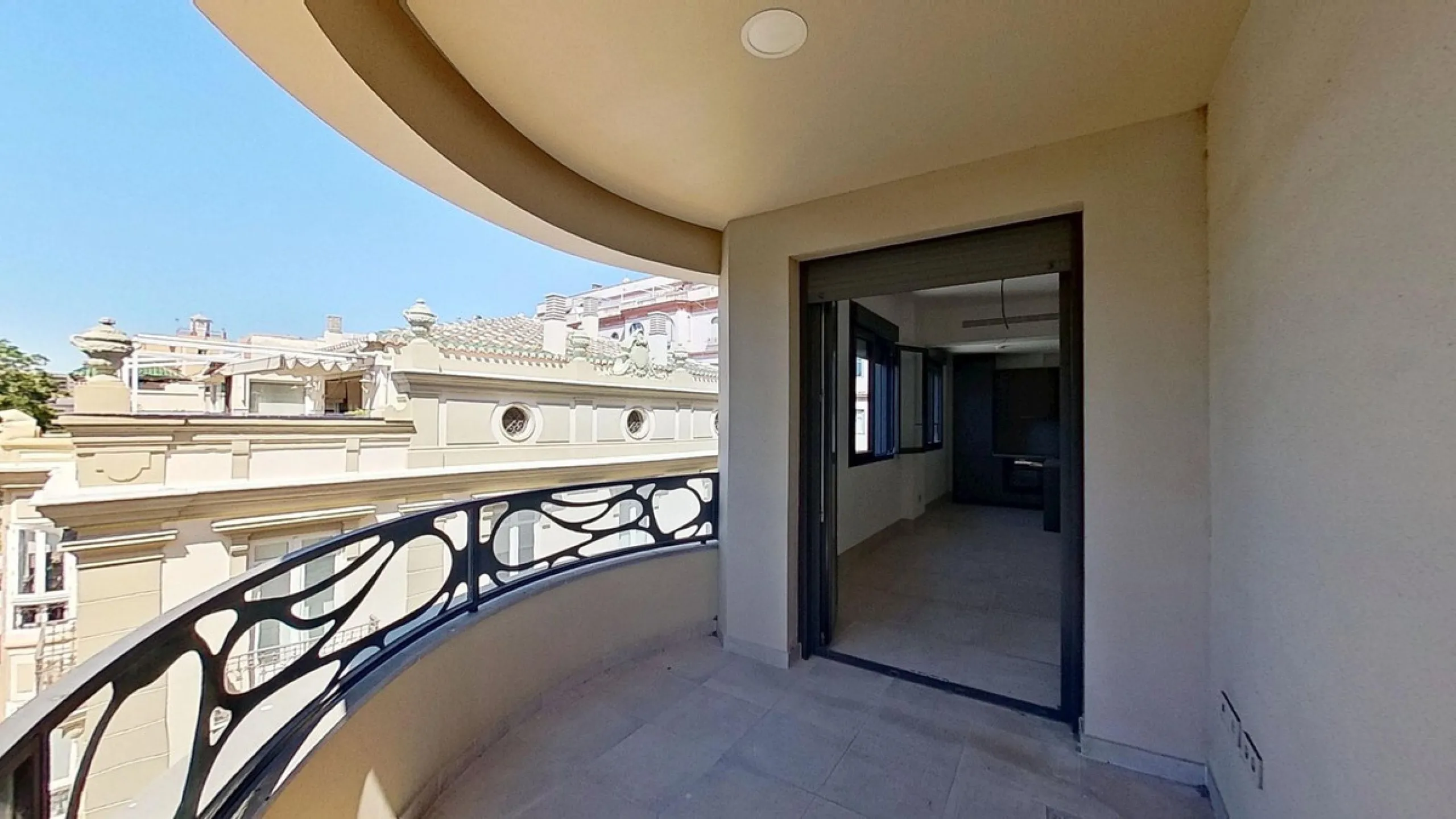This stunning and luxurious new-build apartment boasts nearly 90 m² of living space.