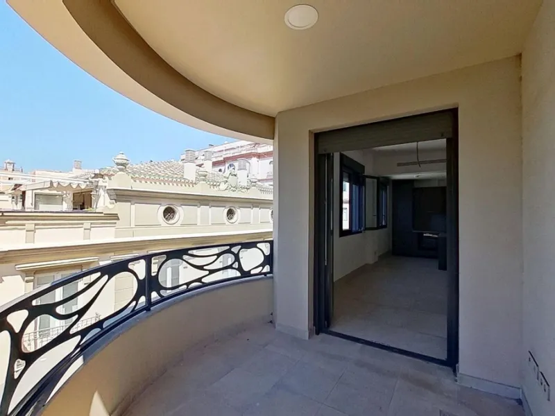 This stunning and luxurious new-build apartment boasts nearly 90 m² of living space.