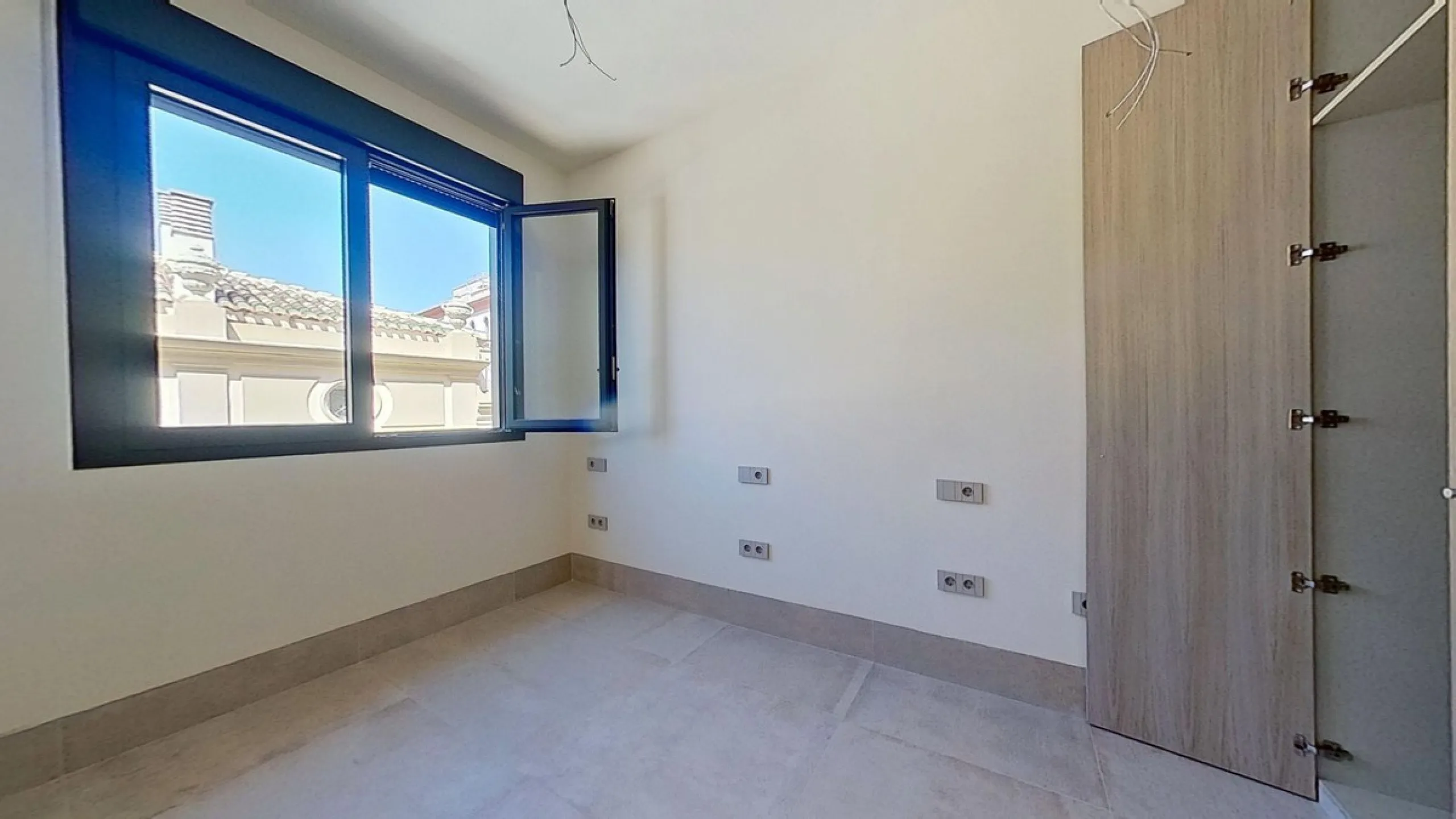 This stunning and luxurious new-build apartment boasts nearly 90 m² of living space.