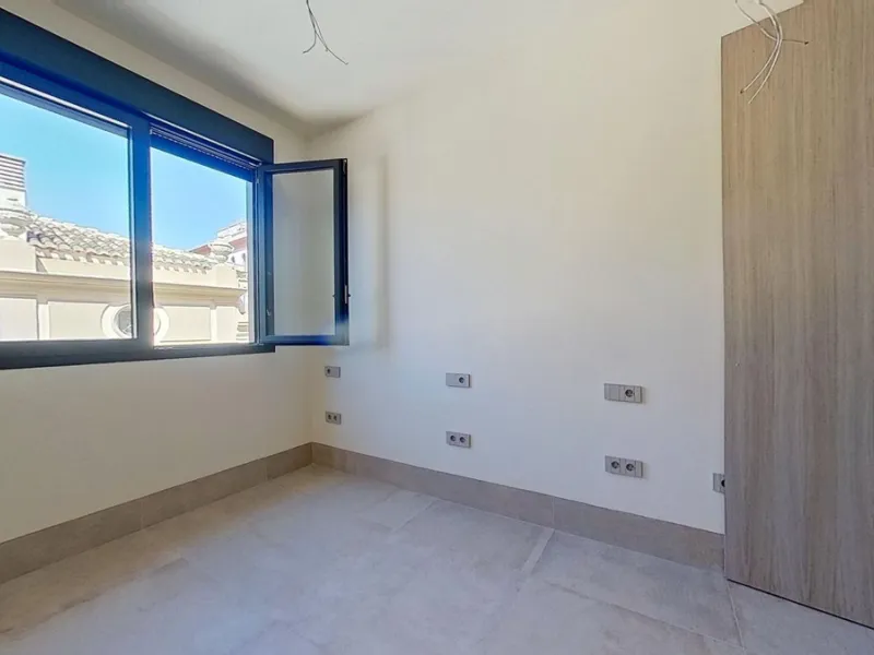 This stunning and luxurious new-build apartment boasts nearly 90 m² of living space.