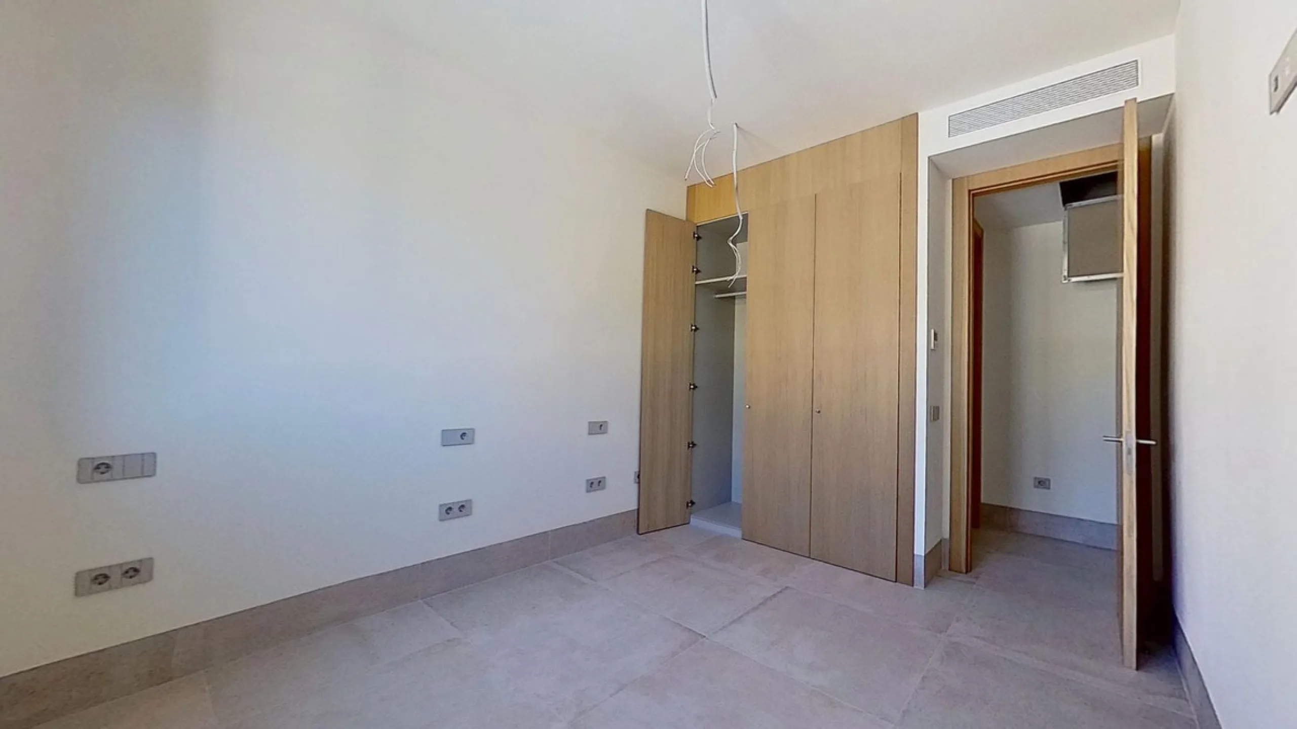 This stunning and luxurious new-build apartment boasts nearly 90 m² of living space.