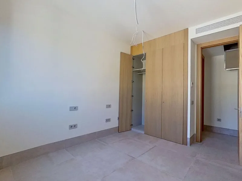 This stunning and luxurious new-build apartment boasts nearly 90 m² of living space.