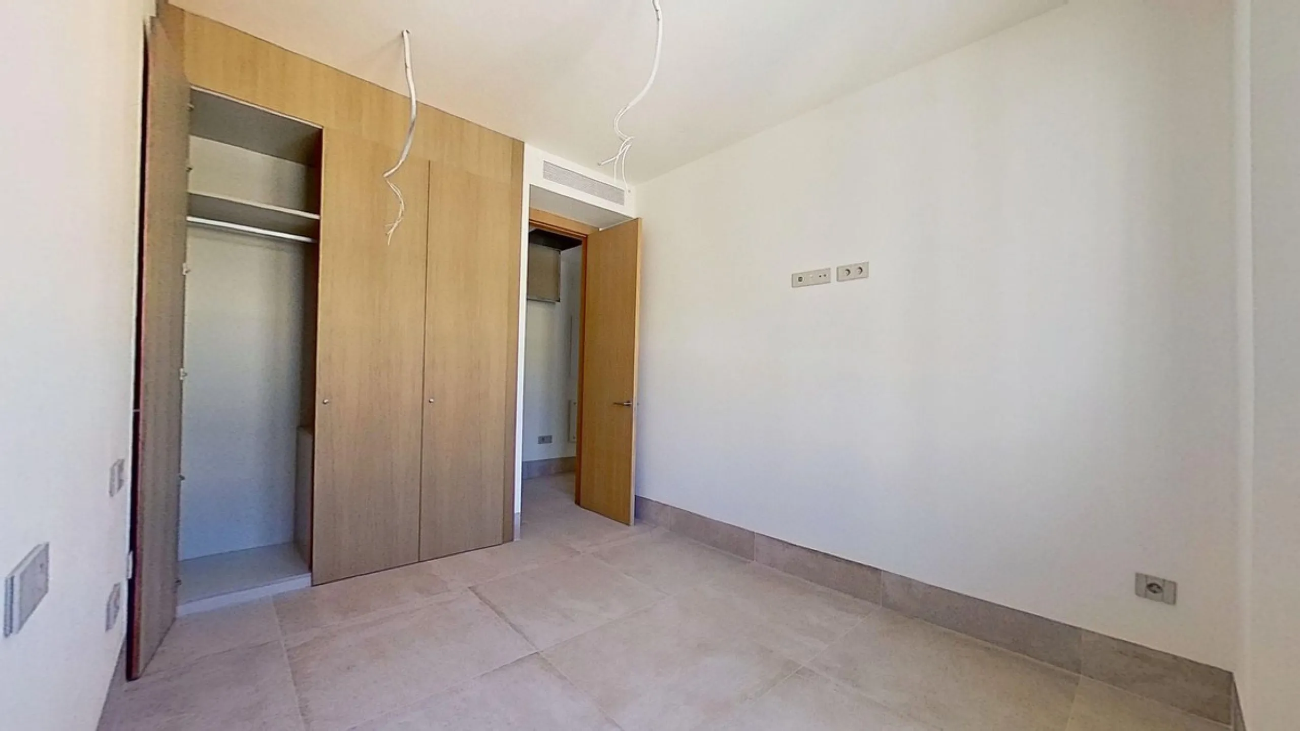 This stunning and luxurious new-build apartment boasts nearly 90 m² of living space.