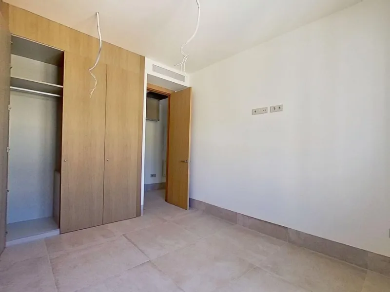 This stunning and luxurious new-build apartment boasts nearly 90 m² of living space.