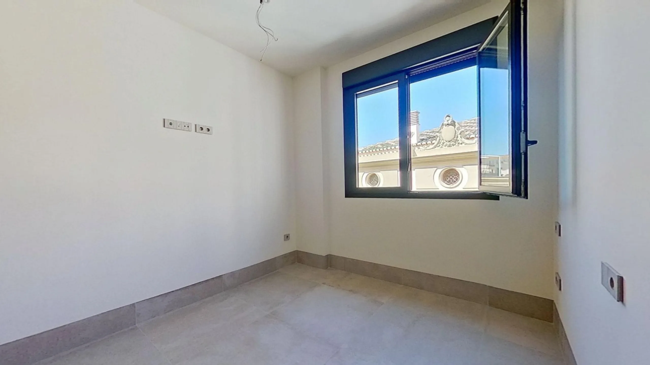 This stunning and luxurious new-build apartment boasts nearly 90 m² of living space.