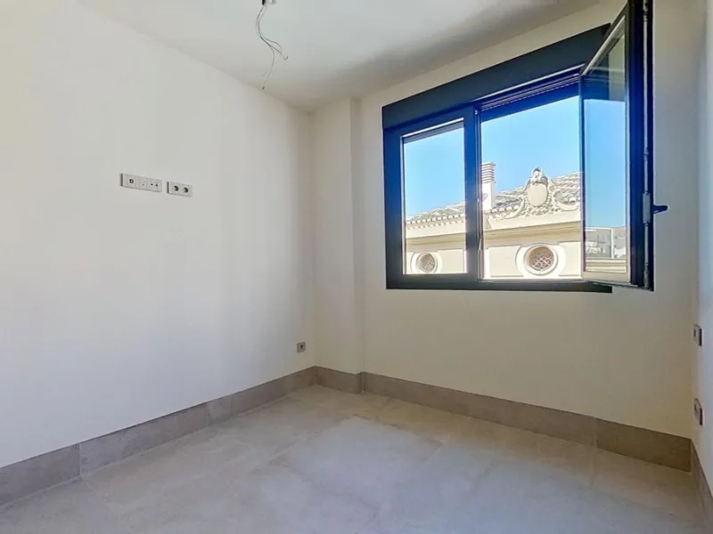 This stunning and luxurious new-build apartment boasts nearly 90 m² of living space.