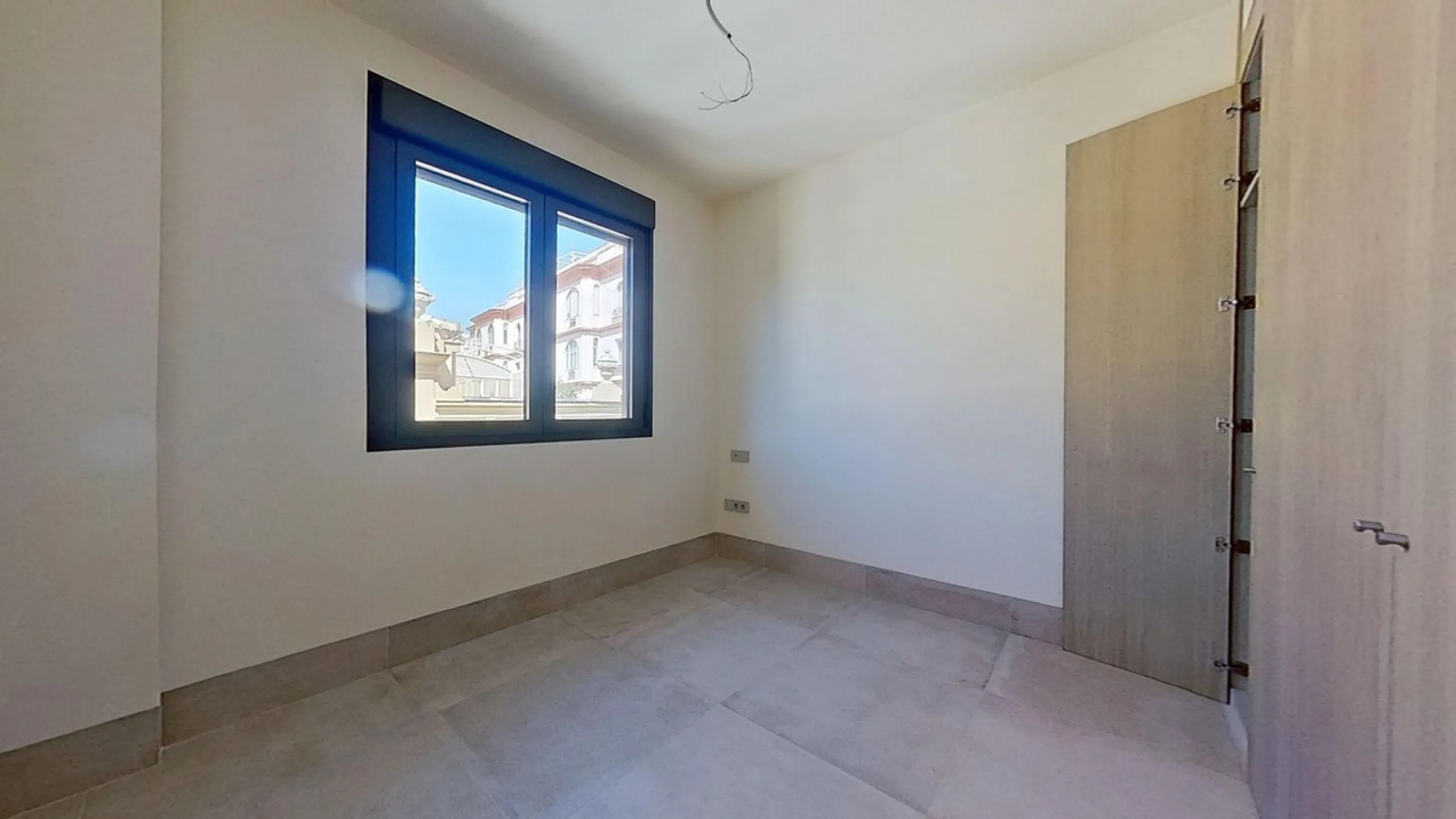 This stunning and luxurious new-build apartment boasts nearly 90 m² of living space.