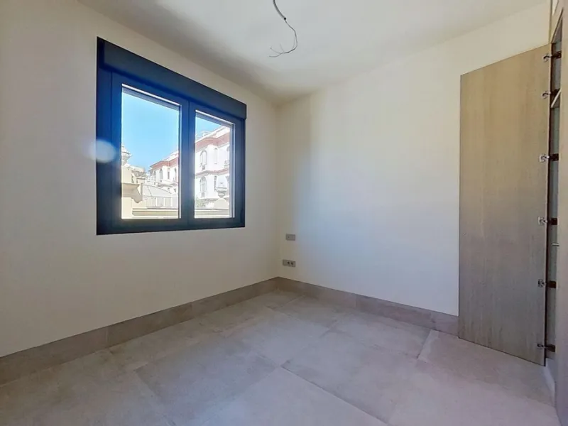 This stunning and luxurious new-build apartment boasts nearly 90 m² of living space.