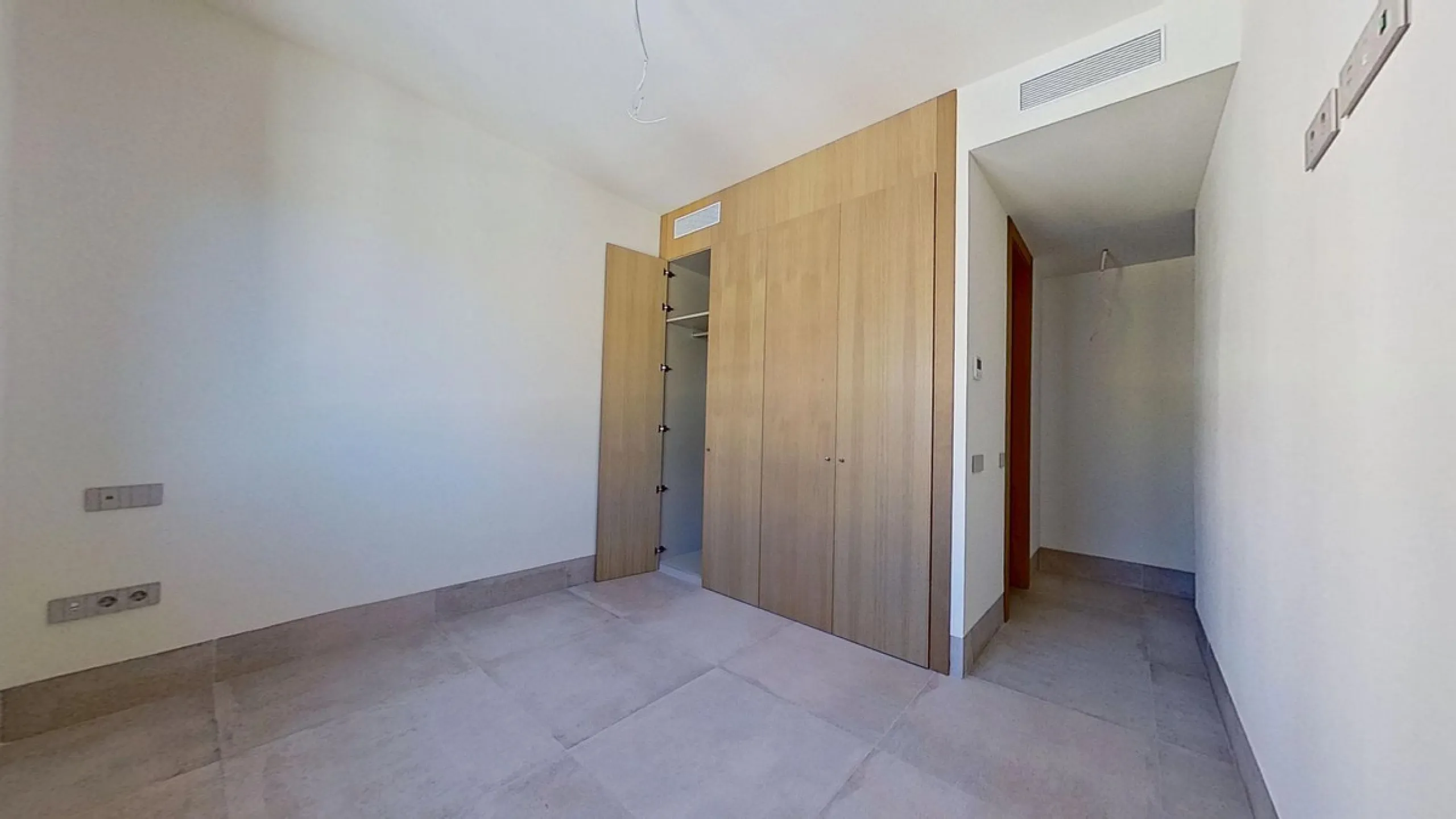 This stunning and luxurious new-build apartment boasts nearly 90 m² of living space.