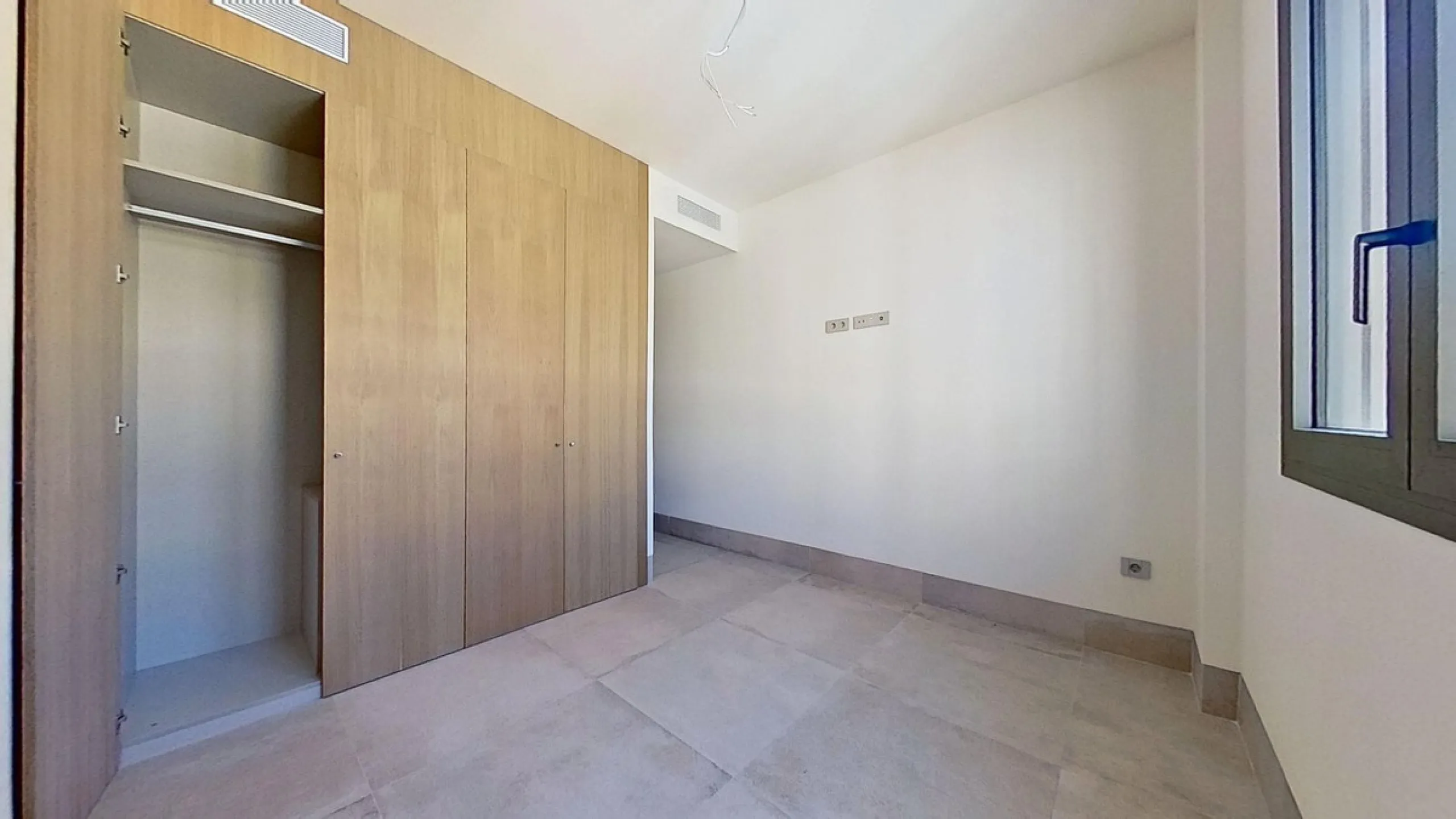 This stunning and luxurious new-build apartment boasts nearly 90 m² of living space.