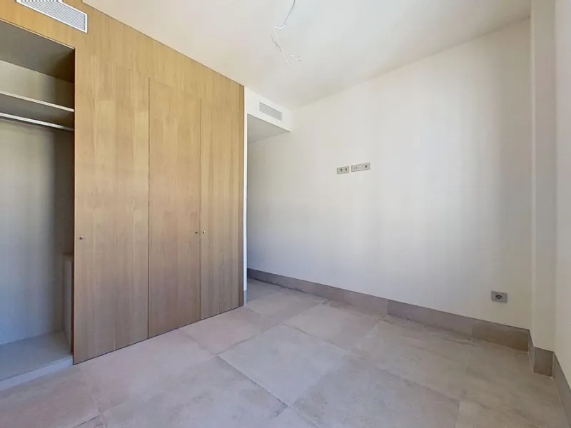 This stunning and luxurious new-build apartment boasts nearly 90 m² of living space.