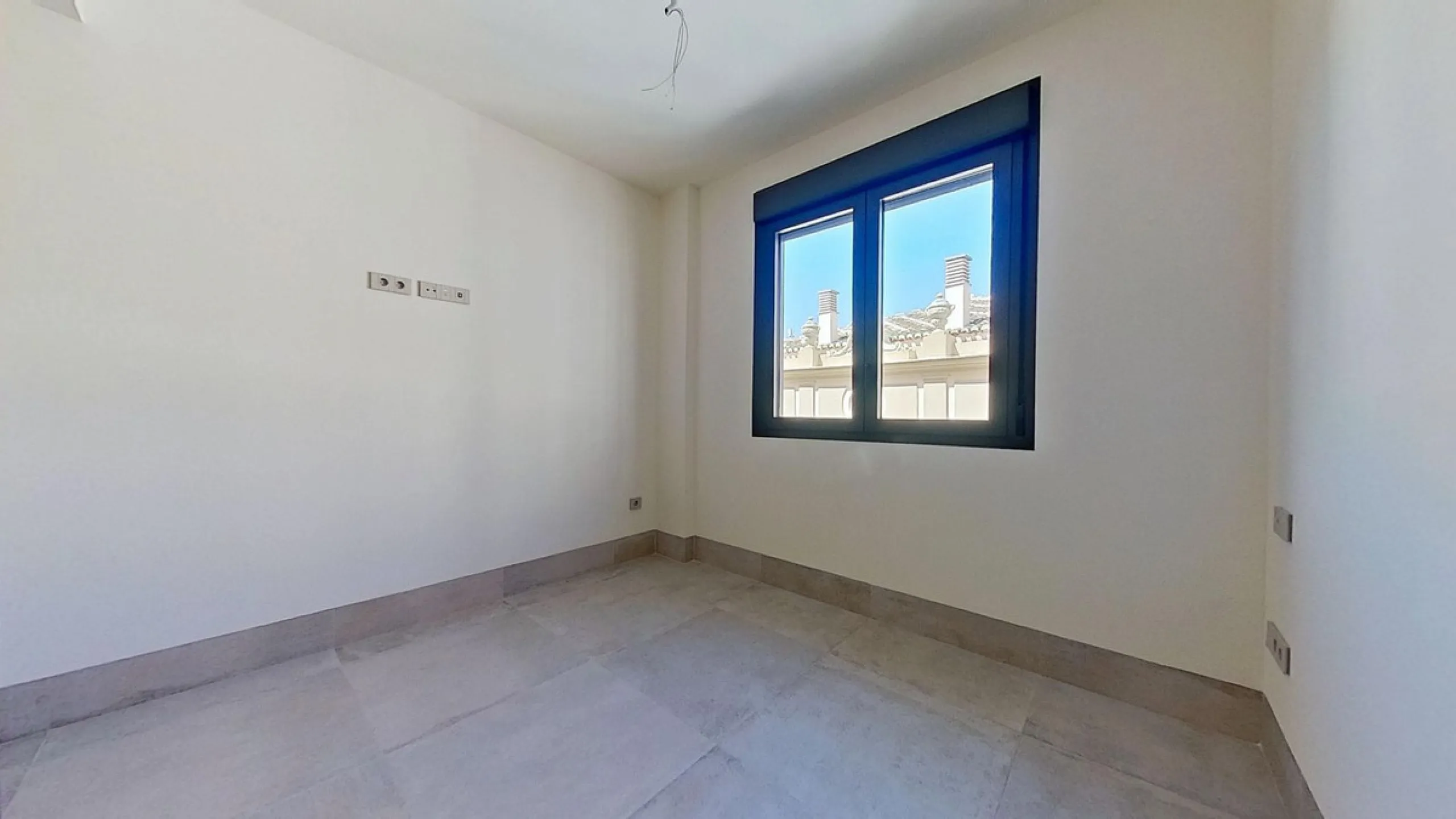 This stunning and luxurious new-build apartment boasts nearly 90 m² of living space.