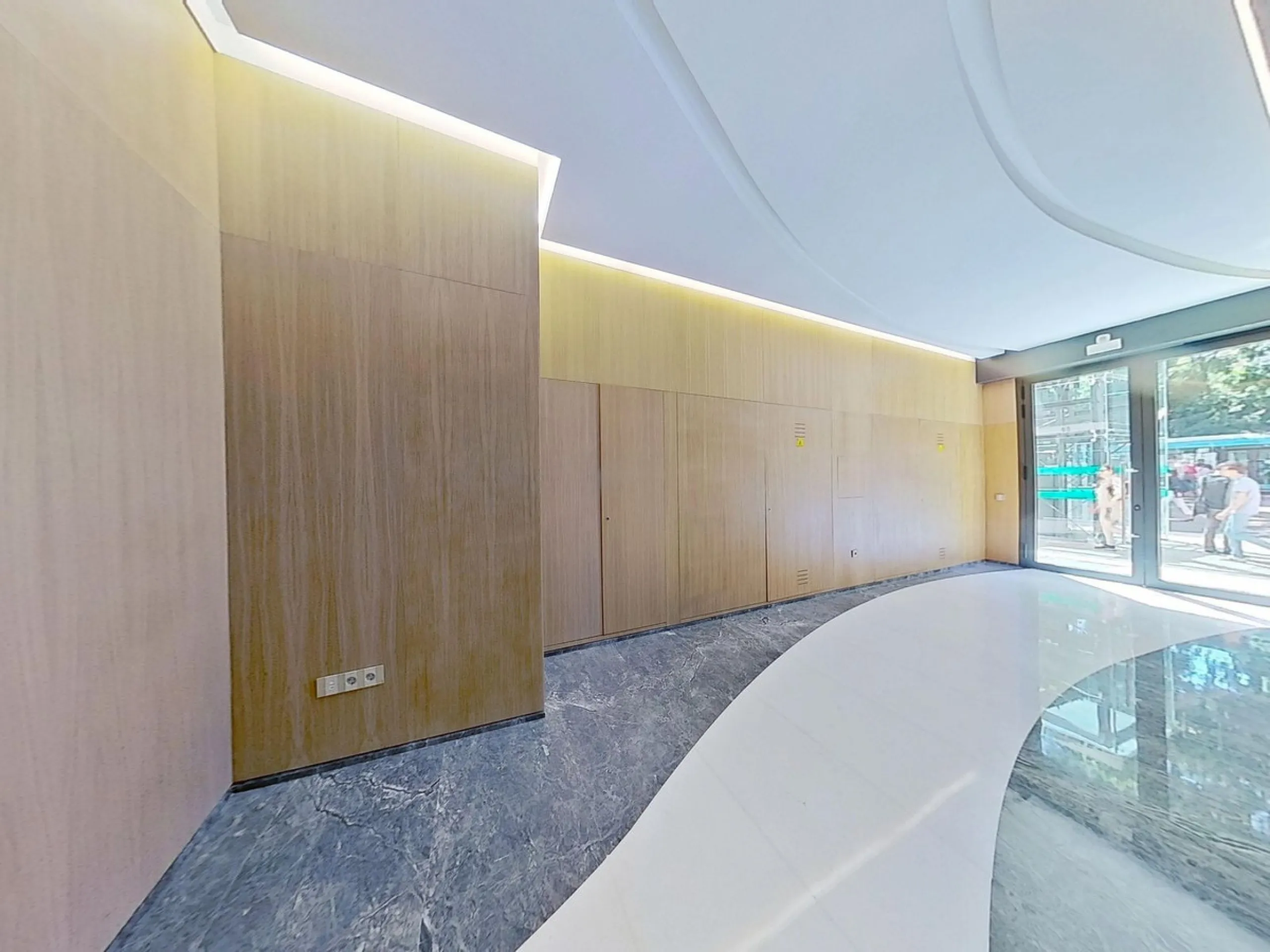 This stunning and luxurious new-build apartment boasts nearly 90 m² of living space.