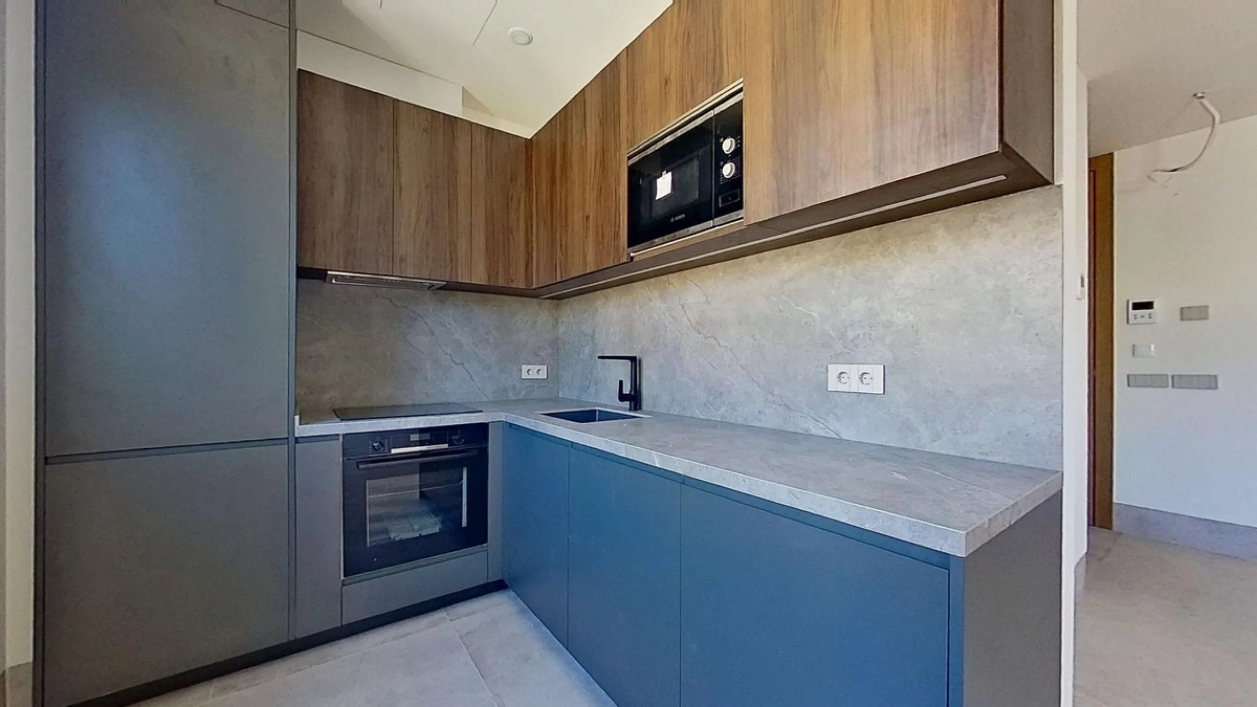 This stunning and luxurious new-build apartment boasts nearly 90 m² of living space.