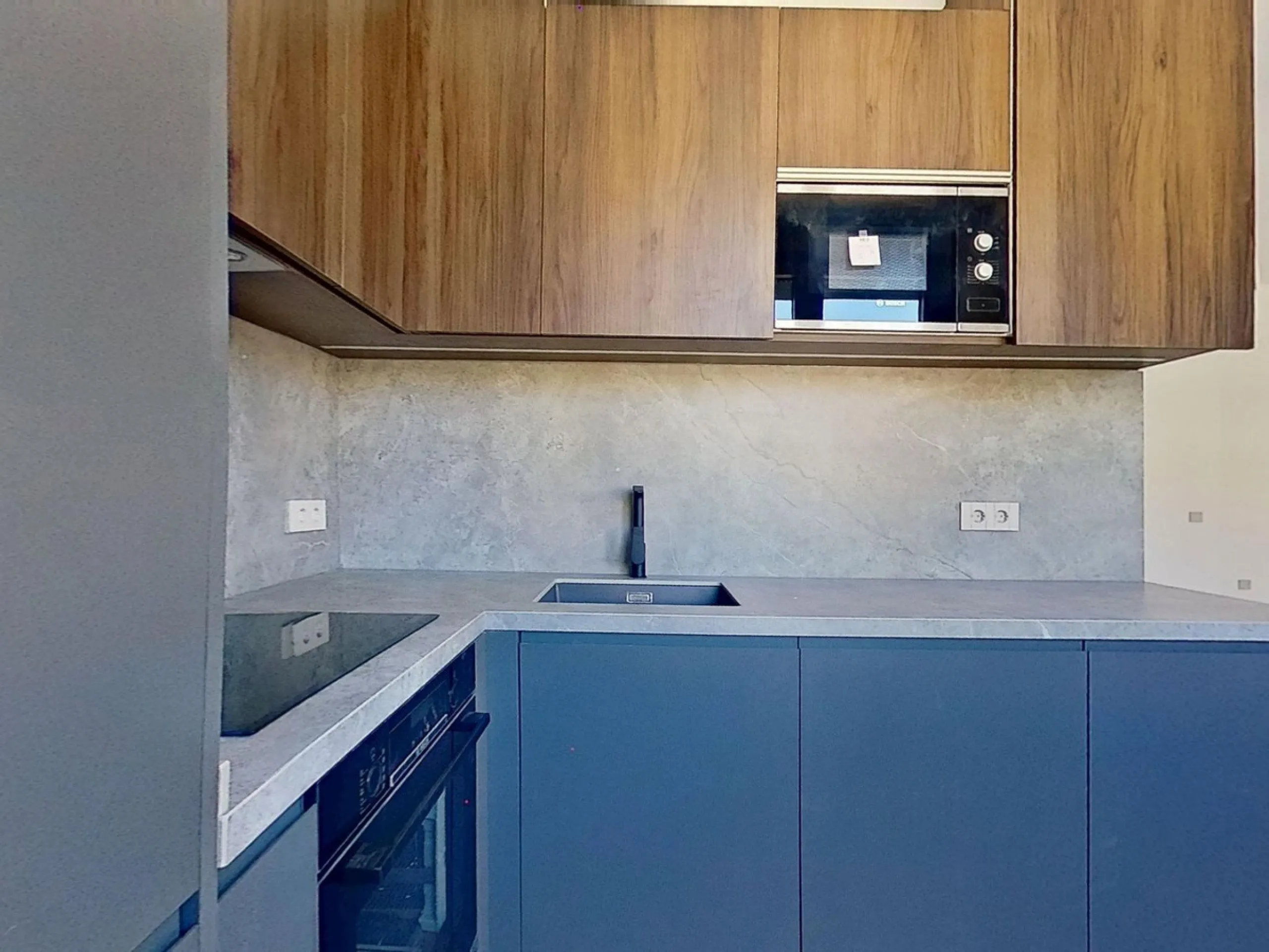 This stunning and luxurious new-build apartment boasts nearly 90 m² of living space.