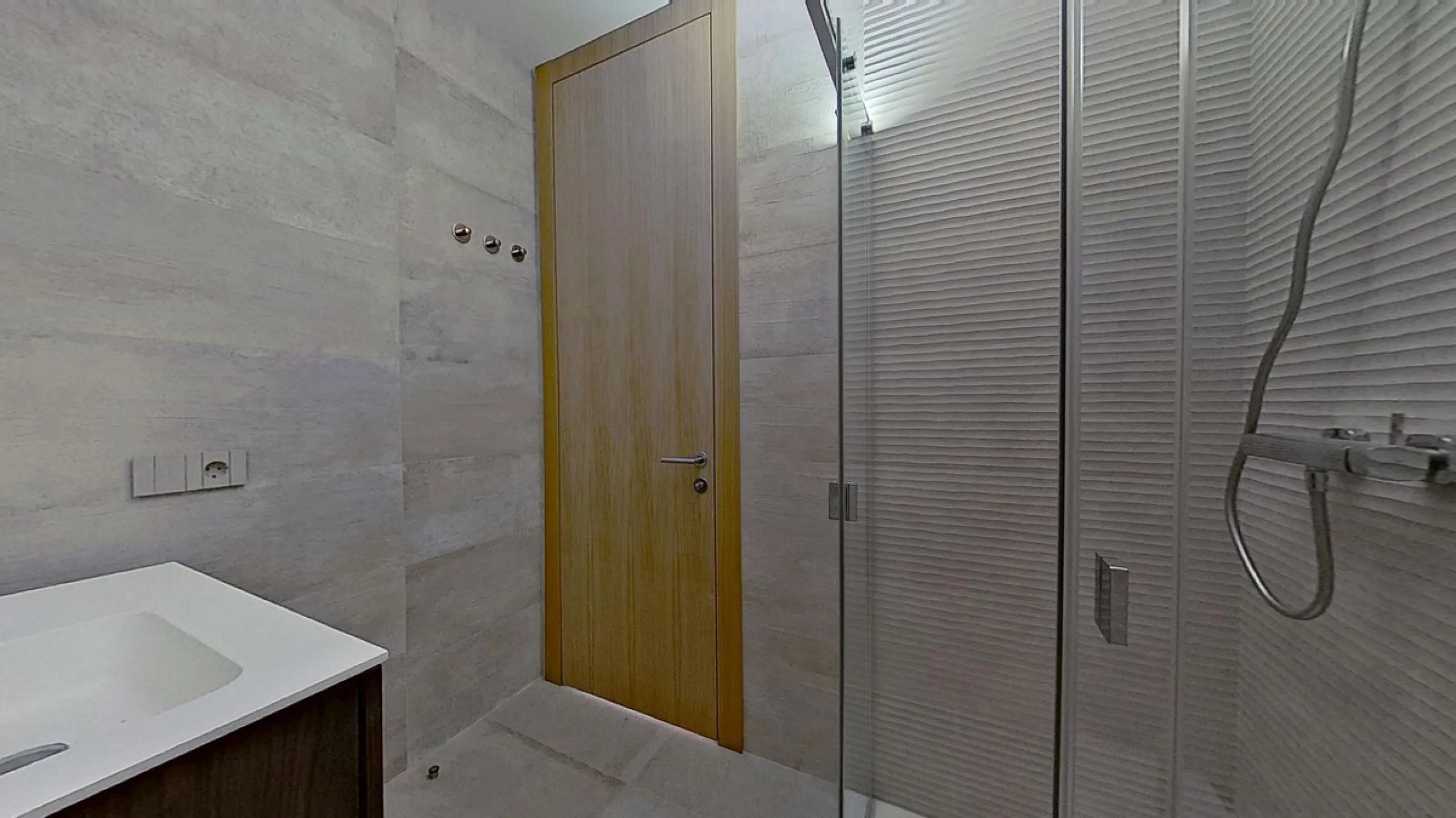 This stunning and luxurious new-build apartment boasts nearly 90 m² of living space.