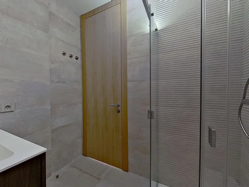 This stunning and luxurious new-build apartment boasts nearly 90 m² of living space.