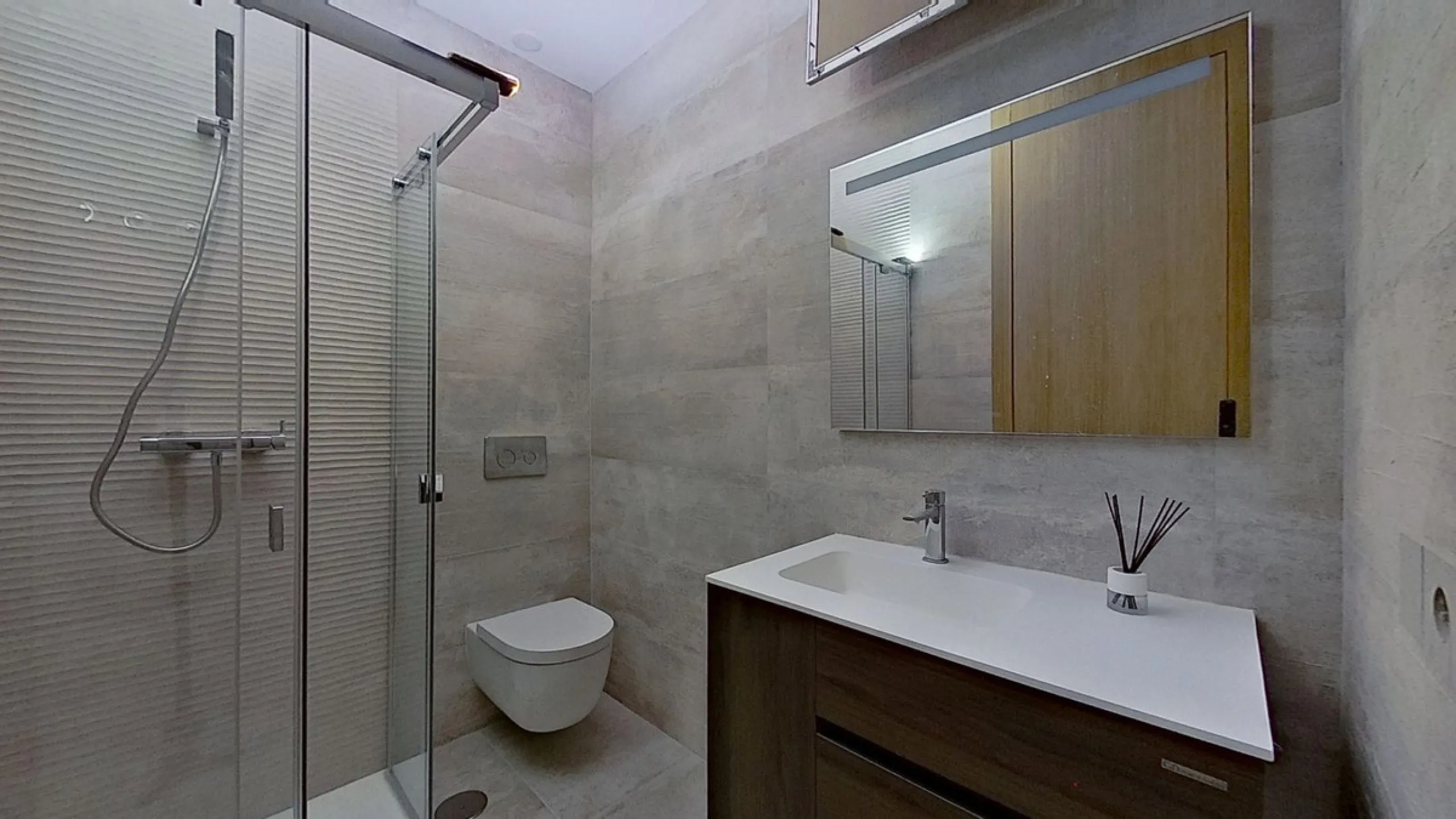 This stunning and luxurious new-build apartment boasts nearly 90 m² of living space.