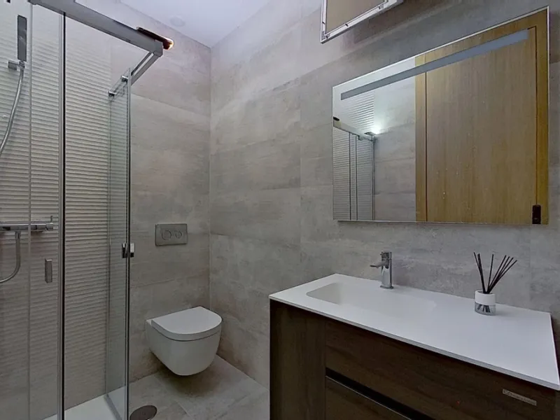 This stunning and luxurious new-build apartment boasts nearly 90 m² of living space.