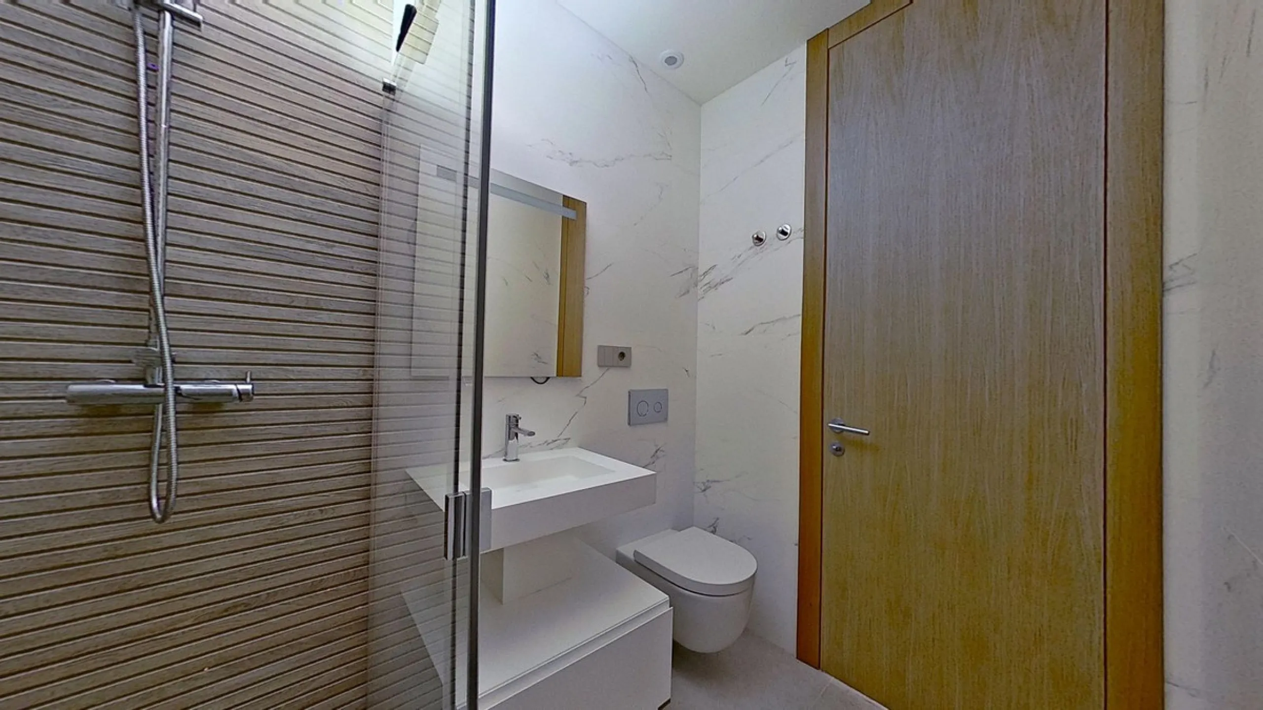 This stunning and luxurious new-build apartment boasts nearly 90 m² of living space.