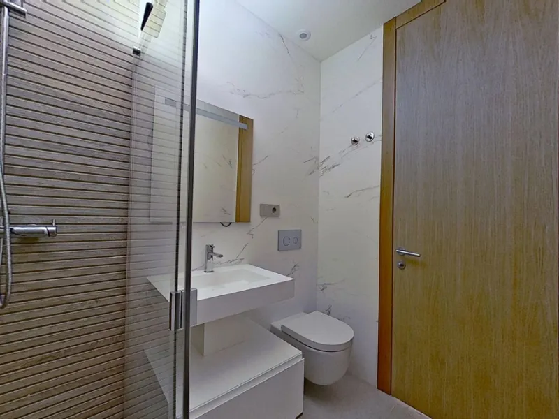 This stunning and luxurious new-build apartment boasts nearly 90 m² of living space.