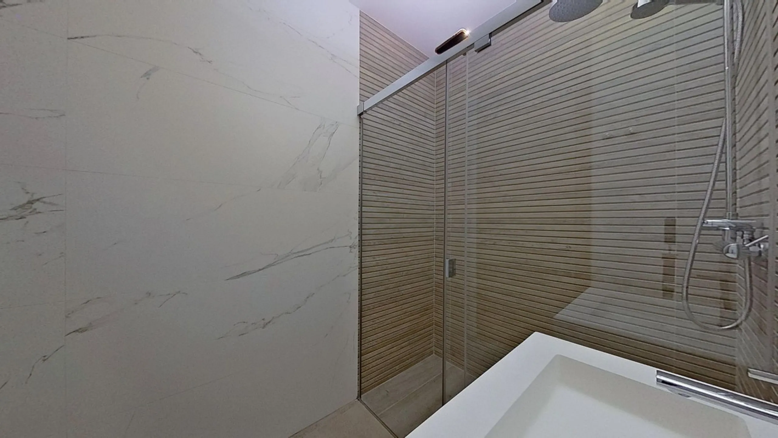 This stunning and luxurious new-build apartment boasts nearly 90 m² of living space.