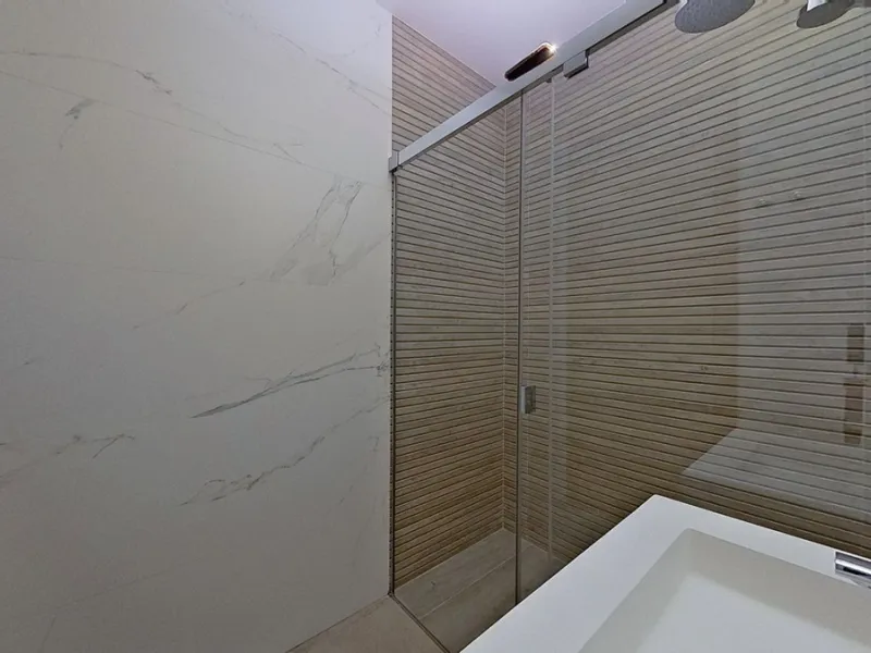 This stunning and luxurious new-build apartment boasts nearly 90 m² of living space.