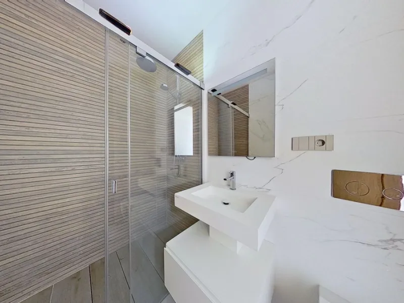 This stunning and luxurious new-build apartment boasts nearly 90 m² of living space.