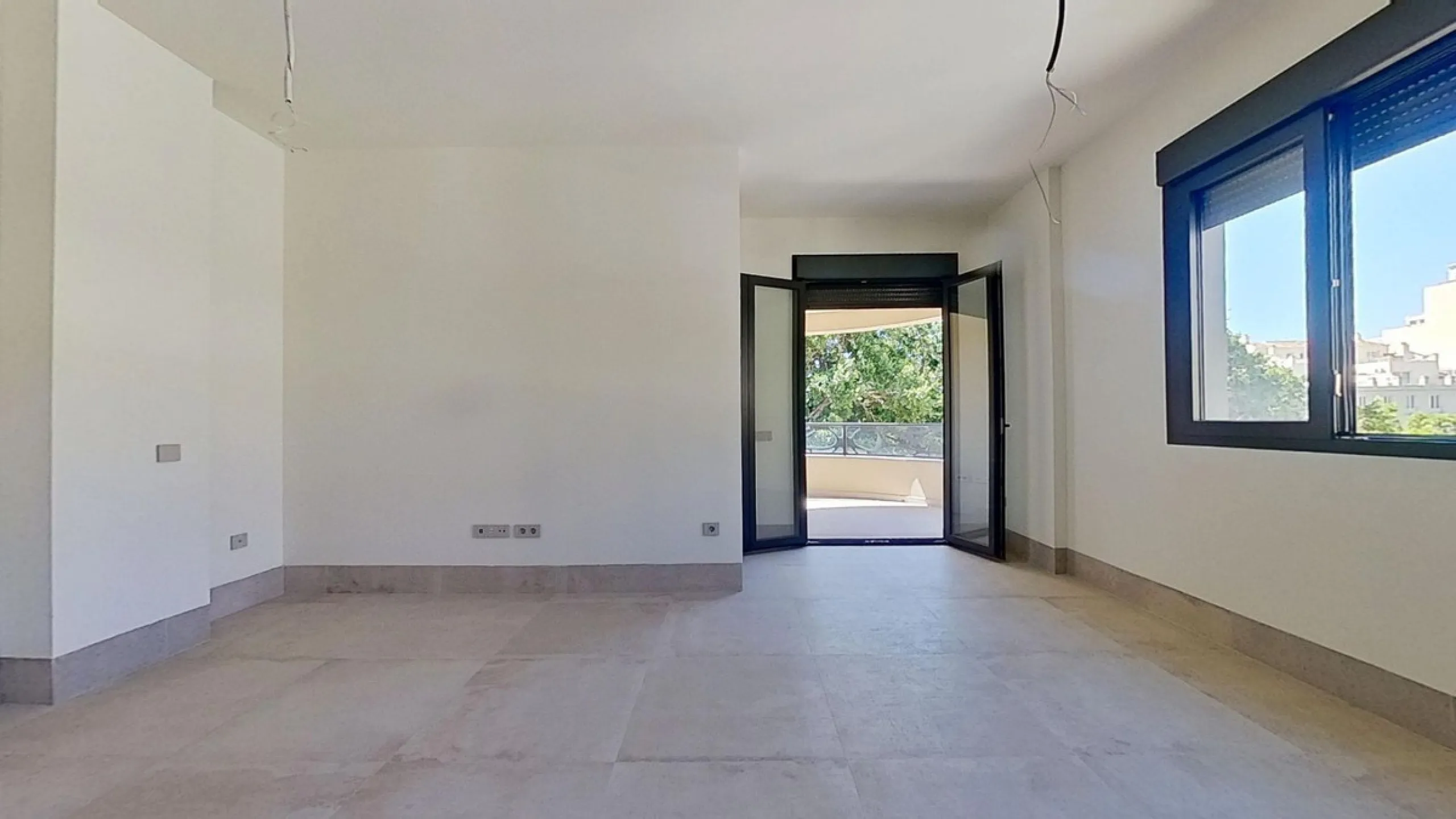 This stunning and luxurious new-build apartment boasts nearly 90 m² of living space.