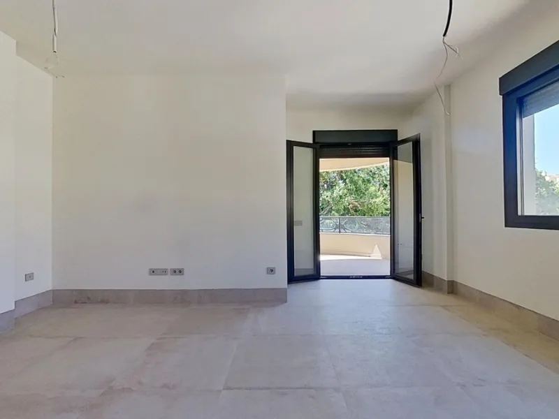 This stunning and luxurious new-build apartment boasts nearly 90 m² of living space.