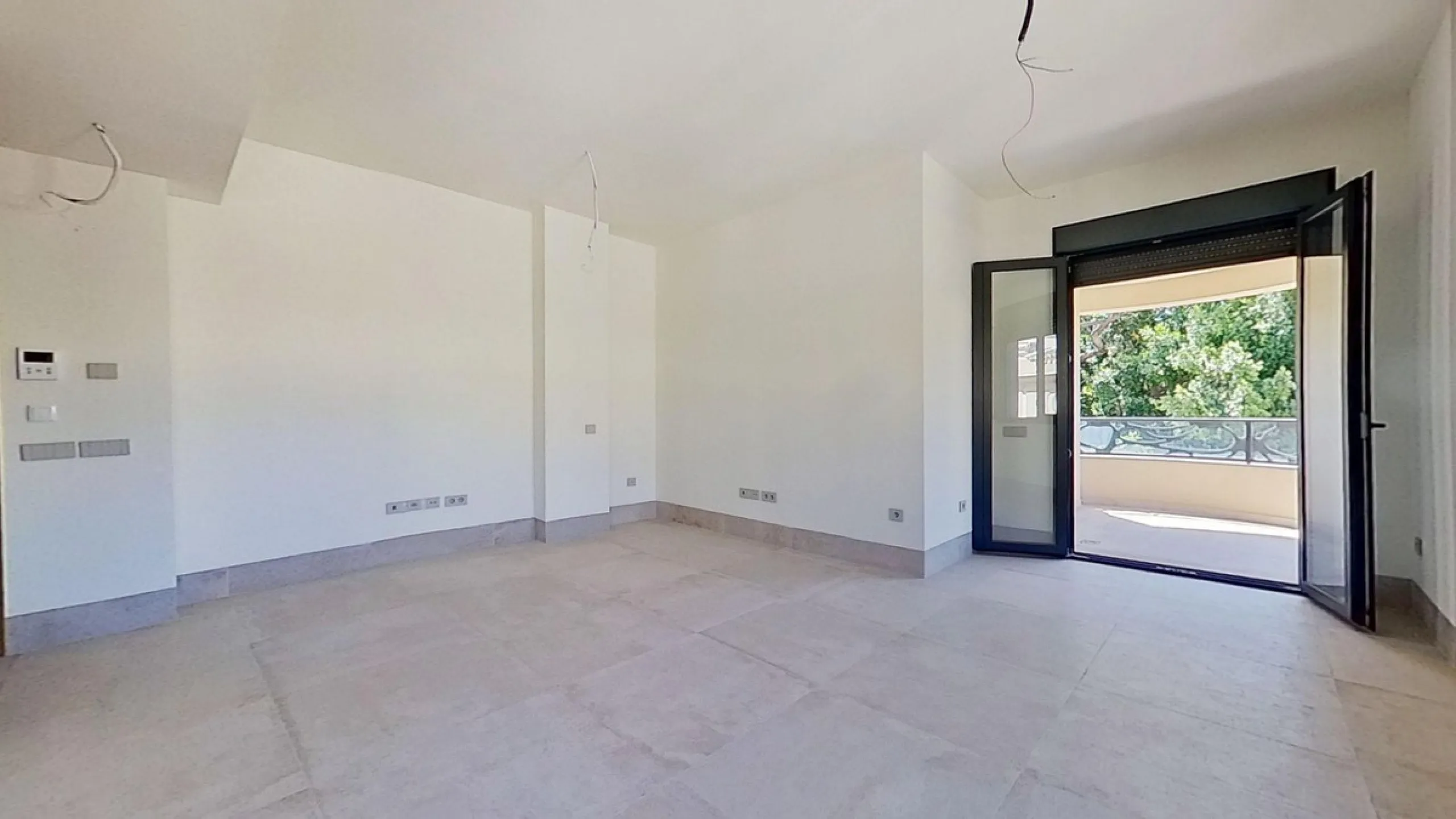 This stunning and luxurious new-build apartment boasts nearly 90 m² of living space.