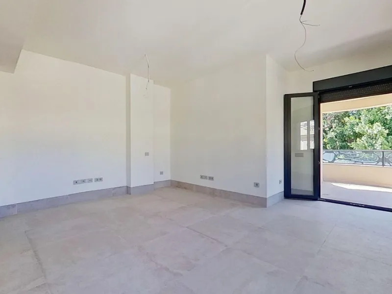 This stunning and luxurious new-build apartment boasts nearly 90 m² of living space.