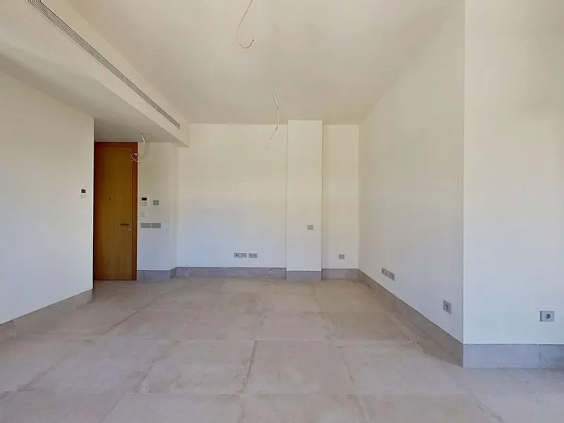 This stunning and luxurious new-build apartment boasts nearly 90 m² of living space.