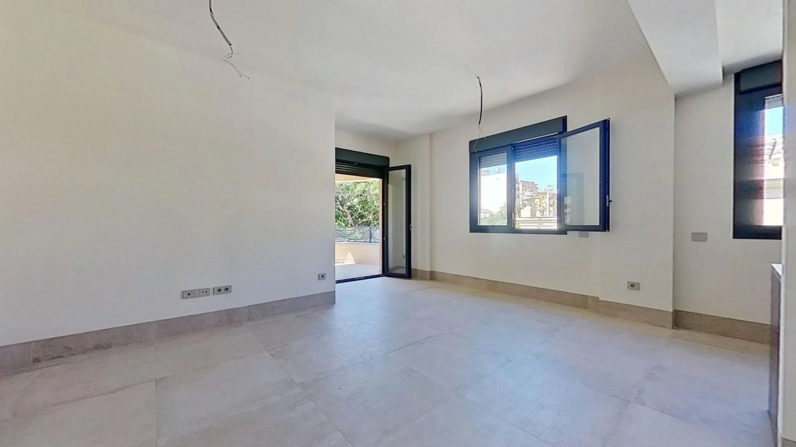 This stunning and luxurious new-build apartment boasts nearly 90 m² of living space.