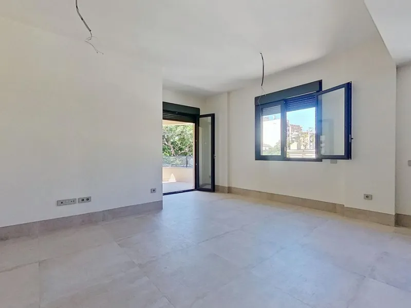 This stunning and luxurious new-build apartment boasts nearly 90 m² of living space.